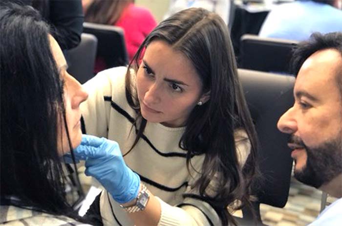 grupo de doctores inyectando rellenos dermicos