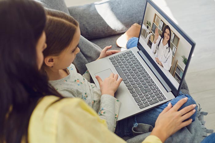 mother and doughter telemedicine